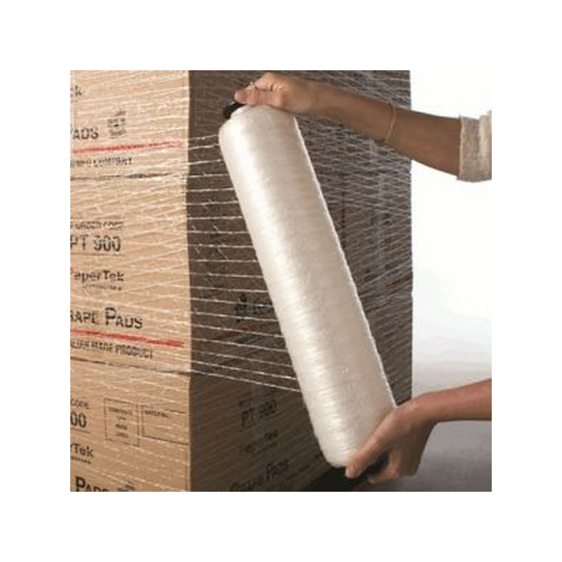 Hände, die eine Palette mit Kartons mit einem Palettenwickelnetz umwickeln