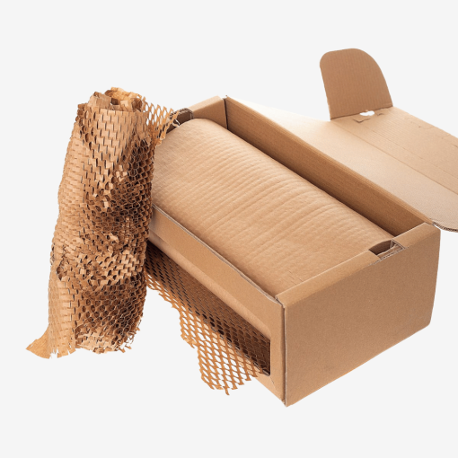 Kartonspender mit einer Rolle Wabenpapier zum Verpacken.