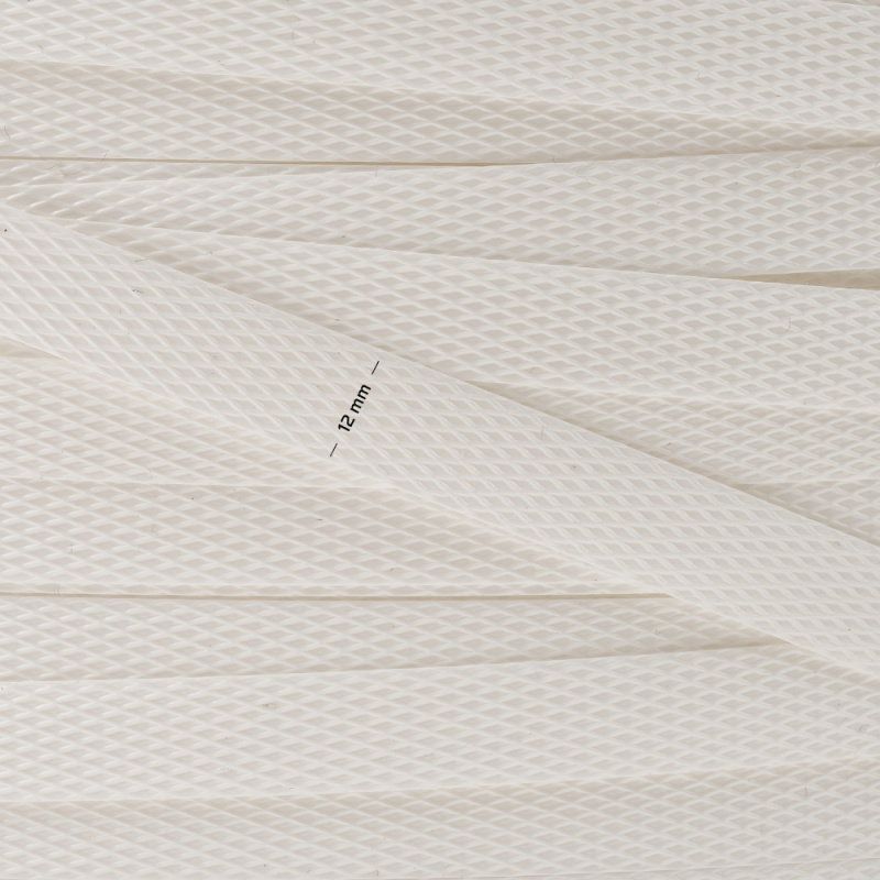 Nahaufnahme der Struktur des 12-mm-Polypropylenbands zum Umreifen von Ladungen.