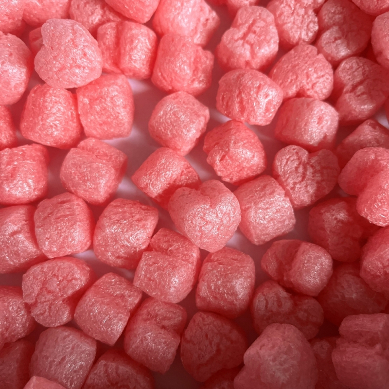 Rosa, biologisch abbaubarer Skropak - Füllmaterial für Pakete in Herzform.