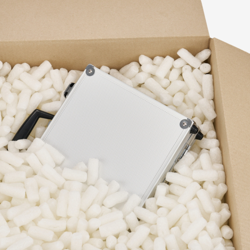 Karton gefüllt mit weißem Skropak zum Schutz des verpackten Geräts.