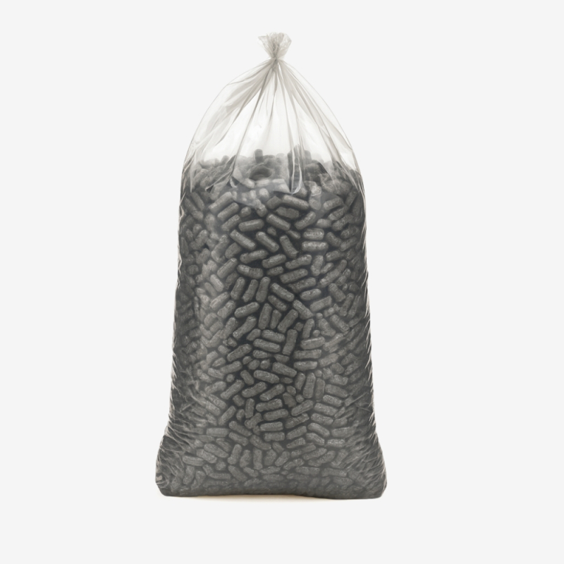 200-Liter-Sack gefüllt mit schwarzem, umweltfreundlichem Skropak in Zylinderform.