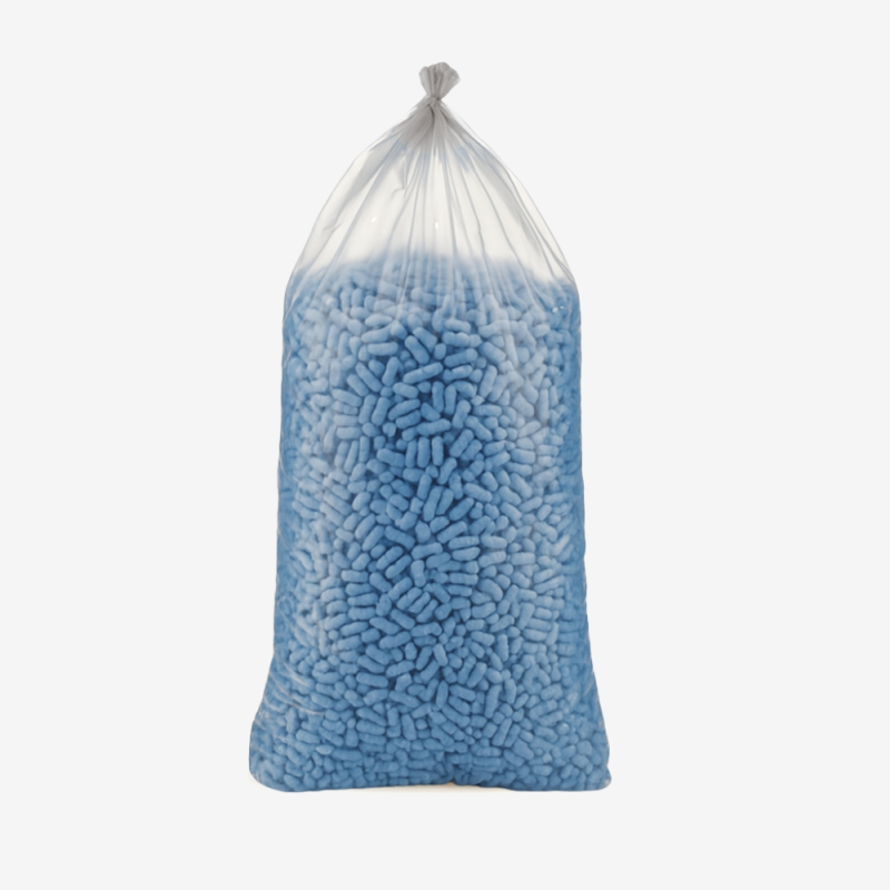200-Liter-Sack gefüllt mit jeansblauem, umweltfreundlichem Skropak in Zylinderform.